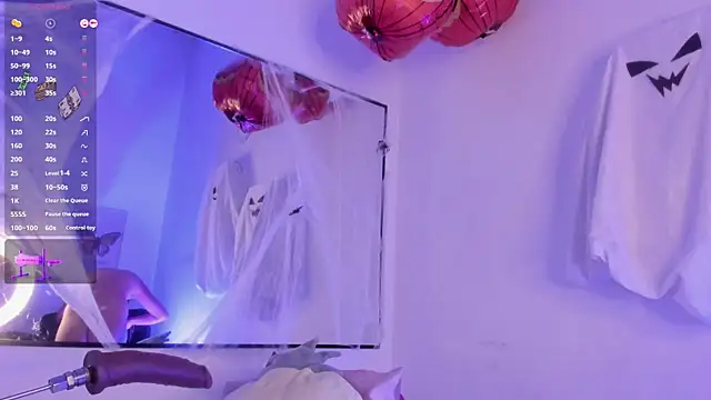 Snapshot of AnaChernova chatting on 10.26.25 AnaChernova online show from 10.26.25