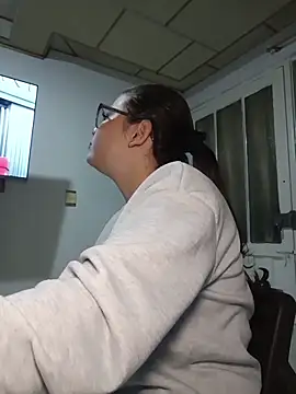 Snapshot of Vale_Saenzz chatting on 10.20.25 Vale Saenzz online show from 10.20.25