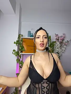 Snapshot of RaisaSalvi chatting on 03.22.25 RaisaSalvi online show from 03.22.25