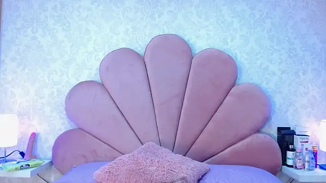 Snapshot of ElhaThomson chatting on 11.10.25 ElhaThomson online show from 11.10.25