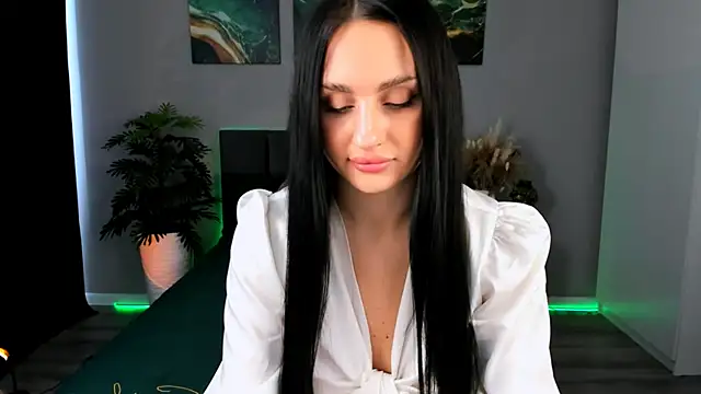 Snapshot of EmiliaBeynard chatting on 02.08.25 EmiliaBeynard online show from 02.08.25