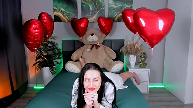 Snapshot of EmiliaBeynard chatting on 02.14.25 EmiliaBeynard online show from 02.14.25