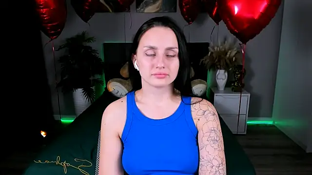 Snapshot of EmiliaBeynard chatting on 02.24.25 EmiliaBeynard online show from 02.24.25