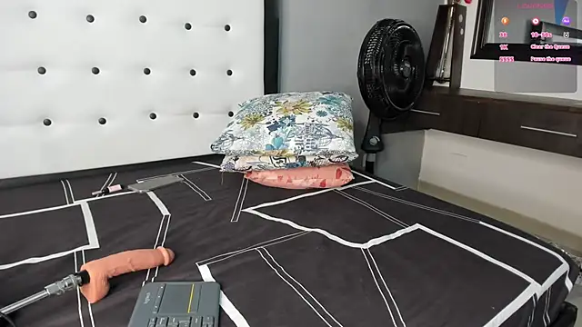 Snapshot of AlexxaSmall chatting on 10.04.25 AlexxaSmall online show from 10.04.25