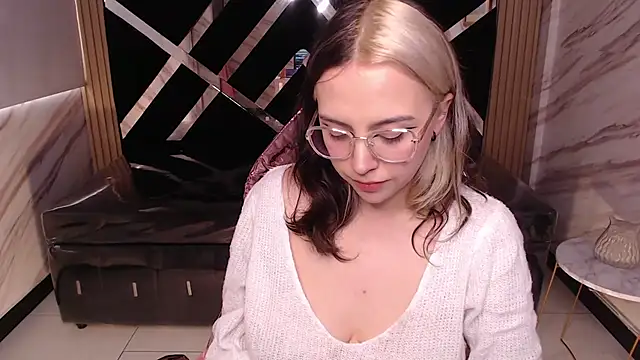 Snapshot of Hela_v chatting on 03.10.25 Hela v online show from 03.10.25