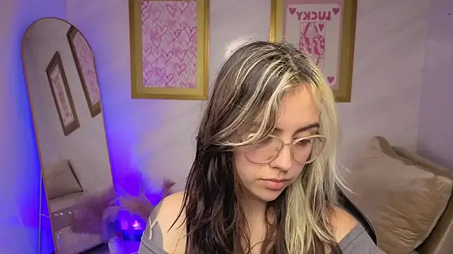 Hela v online show from 12.04.25