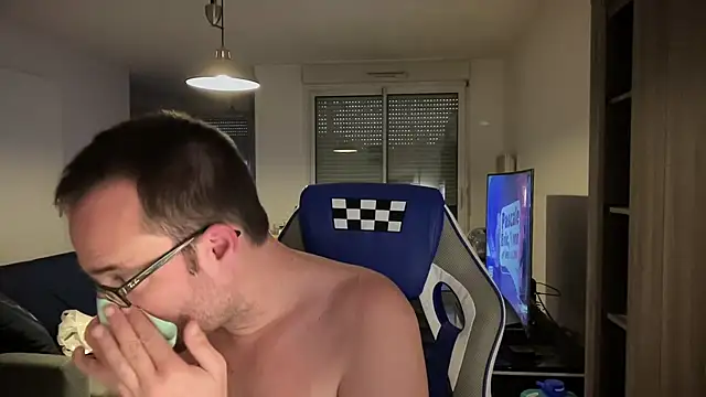 Snapshot of Funnyjul31 chatting on 02.05.25 Funnyjul31 online show from 02.05.25