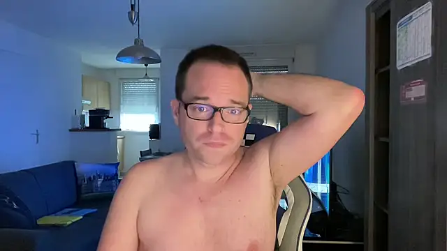 Snapshot of Funnyjul31 chatting on 03.15.25 Funnyjul31 online show from 03.15.25