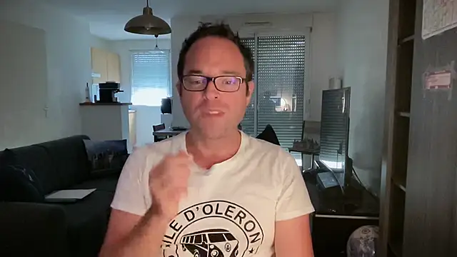 Snapshot of Funnyjul31 chatting on 10.09.25 Funnyjul31 online show from 10.09.25