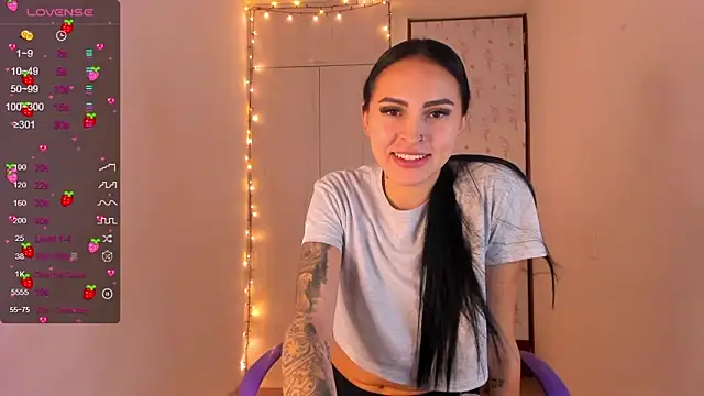 Snapshot of Little__Linda chatting on 02.11.25 Little Linda online show from 02.11.25