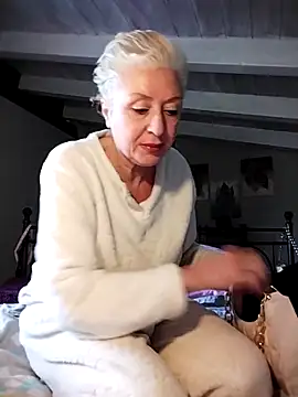 Snapshot of divinaerotica chatting on 04.02.26 divinaerotica online show from 04.02.26