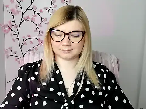 Snapshot of Lola_moree chatting on 04.26.26 Lola moree online show from 04.26.26