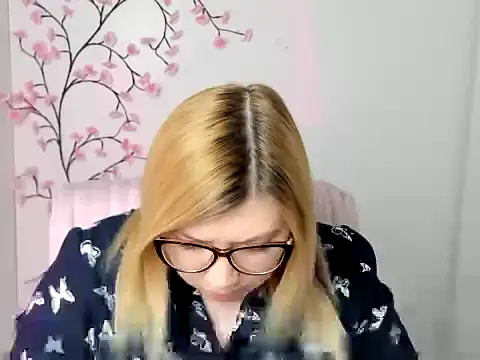 Snapshot of Lola_moree chatting on 04.28.26 Lola moree online show from 04.28.26