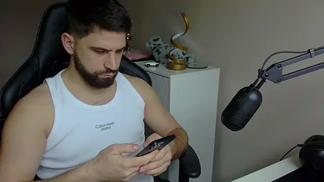 Snapshot of lucas_kazimm chatting on 02.10.25 lucas kazimm online show from 02.10.25