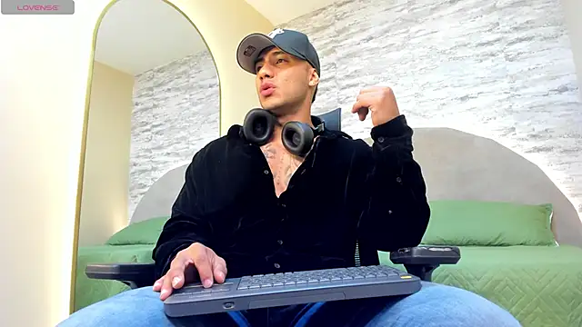 Snapshot of lennox_ray chatting on 02.23.25 lennox ray online show from 02.23.25
