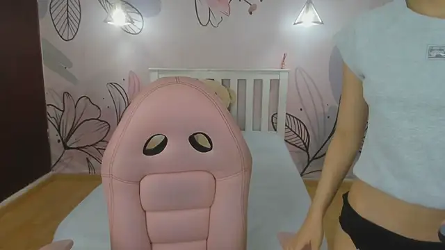 Snapshot of mia_vanucci1 chatting on 03.18.25 mia vanucci1 online show from 03.18.25