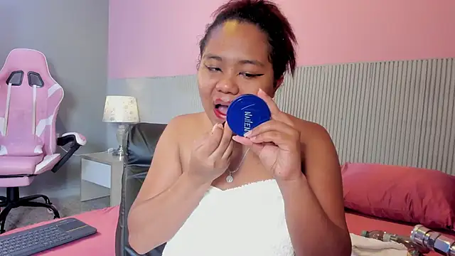 Snapshot of yeikafoxy chatting on 10.12.25 yeikafoxy online show from 10.12.25