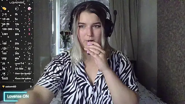 Snapshot of Jenny_Smit chatting on 10.20.25 Jenny Smit online show from 10.20.25