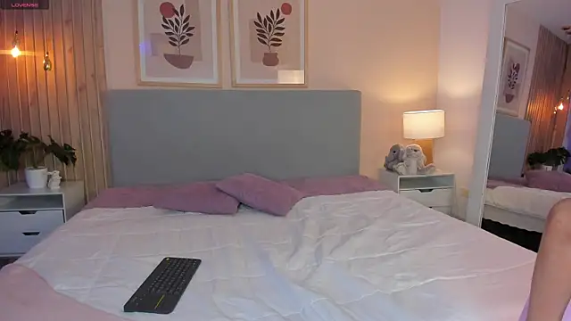 AlannaRussell  online show from 03.28.26