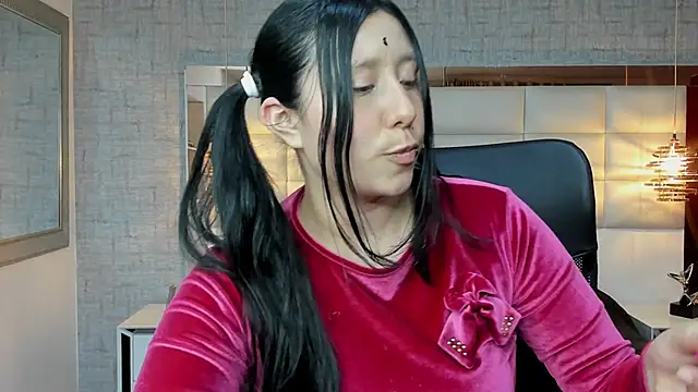 Nohemi louse online show from 10.06.25