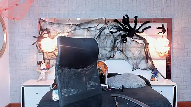 Nohemi louse online show from 11.01.25