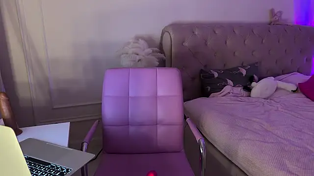 Snapshot of Kisskeyy chatting on 02.20.25 Kisskeyy online show from 02.20.25