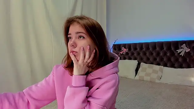 Ella Mayers online show from 02.11.25
