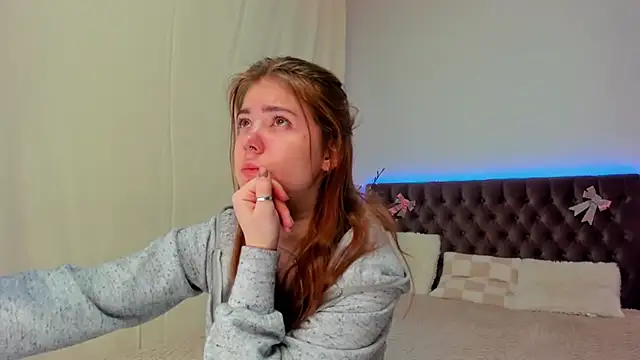 Ella Mayers online show from 03.08.25