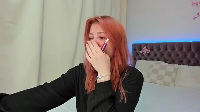 Snapshot of Ella_Mayers chatting on 10.16.25 Ella Mayers online show from 10.16.25