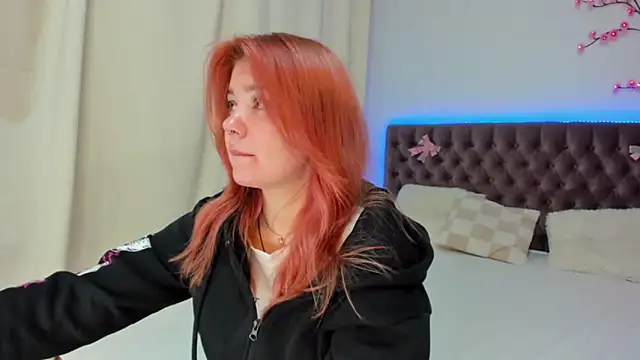 Snapshot of Ella_Mayers chatting on 10.17.25 Ella Mayers online show from 10.17.25