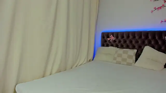 Snapshot of Ella_Mayers chatting on 10.19.25 Ella Mayers online show from 10.19.25