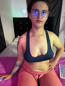 Snapshot of Emma_Giraldo chatting on 06.18.26 Emma Giraldo online show from 06.18.26