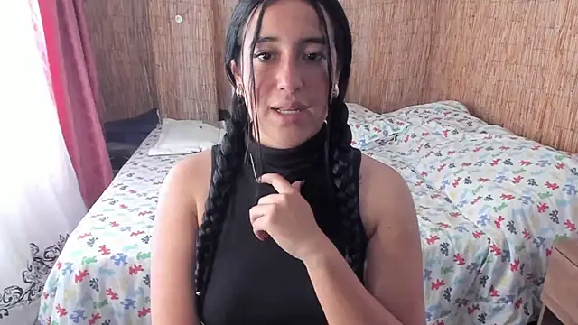 Snapshot of __leaa chatting on 10.08.25 leaa online show from 10.08.25