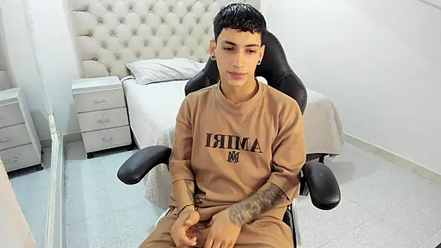 Snapshot of JhoanLeandro chatting on 10.31.25 JhoanLeandro online show from 10.31.25