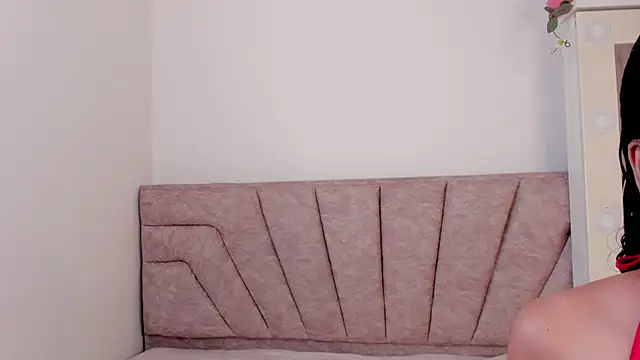 Snapshot of leahaltomm chatting on 10.18.25 leahaltomm online show from 10.18.25