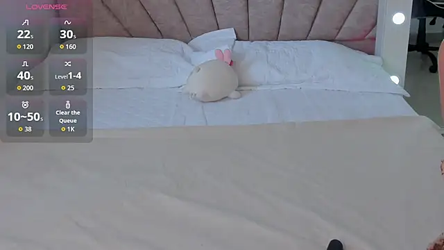 Snapshot of leahaltomm chatting on 11.10.25 leahaltomm online show from 11.10.25