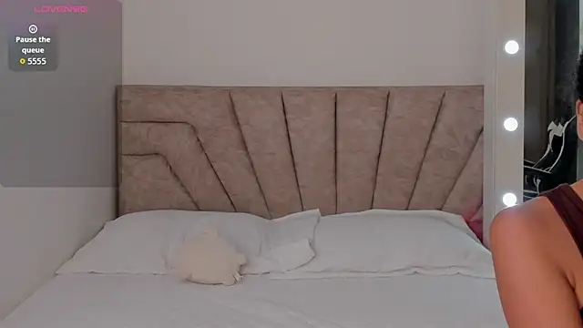 Snapshot of leahaltomm chatting on 11.11.25 leahaltomm online show from 11.11.25