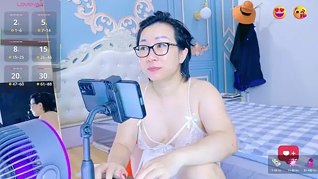 Snapshot of LucianaMe chatting on 09.24.25 LucianaMe online show from 09.24.25