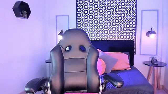 Snapshot of Gigi_Strawberry chatting on 03.19.25 Gigi Strawberry online show from 03.19.25