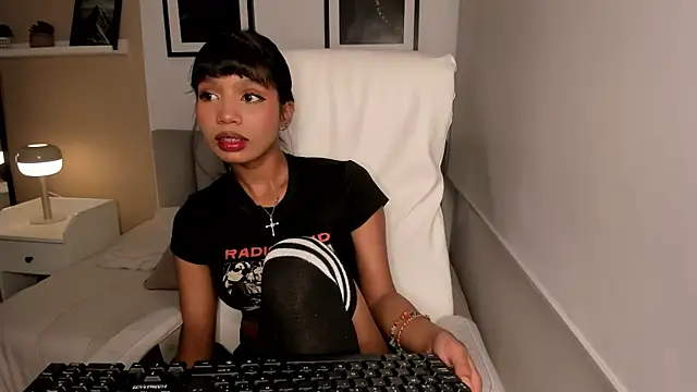 Snapshot of Gigi_Strawberry chatting on 10.16.25 Gigi Strawberry online show from 10.16.25