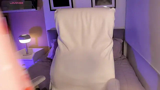 Snapshot of Gigi_Strawberry chatting on 10.18.25 Gigi Strawberry online show from 10.18.25