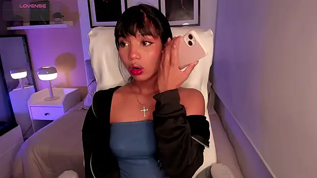 Snapshot of Gigi_Strawberry chatting on 10.24.25 Gigi Strawberry online show from 10.24.25