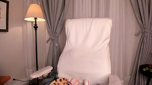 Snapshot of Gigi_Strawberry chatting on 11.06.25 Gigi Strawberry online show from 11.06.25