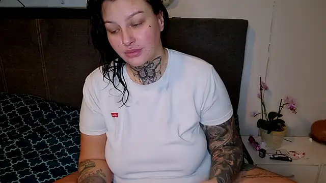 Snapshot of CannabisQueenn chatting on 02.03.25 CannabisQueenn online show from 02.03.25