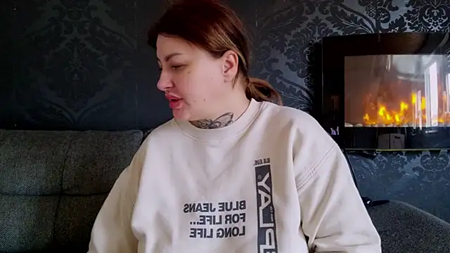 Snapshot of CannabisQueenn chatting on 03.17.25 CannabisQueenn online show from 03.17.25