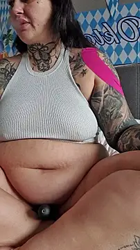 Snapshot of CannabisQueenn chatting on 10.01.25 CannabisQueenn online show from 10.01.25