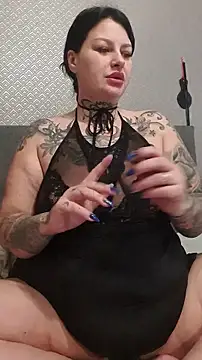 Snapshot of CannabisQueenn chatting on 10.21.25 CannabisQueenn online show from 10.21.25