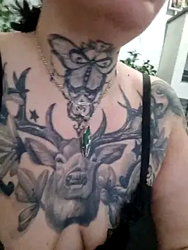 Snapshot of CannabisQueenn chatting on 11.12.25 CannabisQueenn online show from 11.12.25