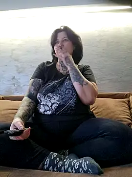 Snapshot of CannabisQueenn chatting on 11.17.25 CannabisQueenn online show from 11.17.25