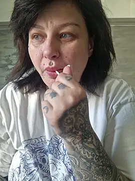 Snapshot of CannabisQueenn chatting on 04.28.26 CannabisQueenn online show from 04.28.26